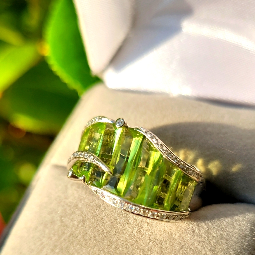 18k White Gold Diamonds and Peridot Gemstone Ring